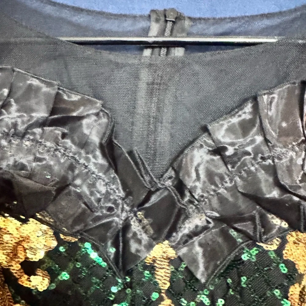 Elegant emerald Green and Gold Off-Shoulder Dress size 1XL - Picture 5 of 9